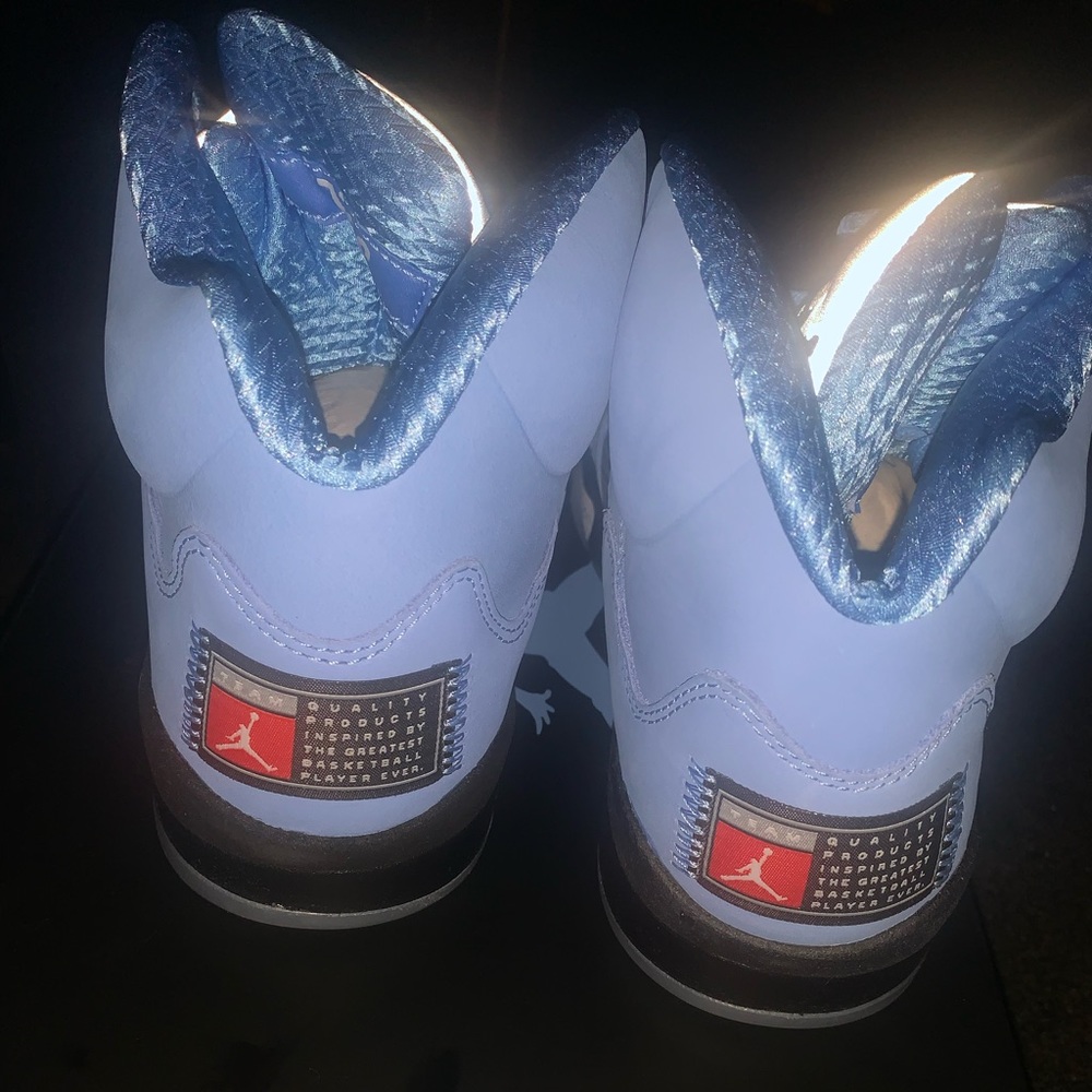 2023 Air Jordan 5 Retro SE 'UNC'.    8.5 MEN US
